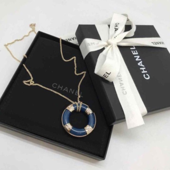 Authentic NWT Chanel 2019 Strass & Resin Lifesaver Necklace - Picture 2 of 7